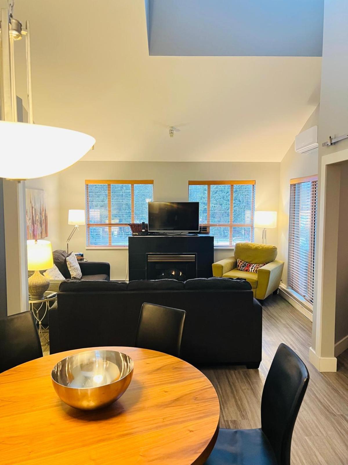 Tyndalstone Lodge 3 Bedroom In The Heart Of Village North วิสต์เลอร์ ภายนอก รูปภาพ